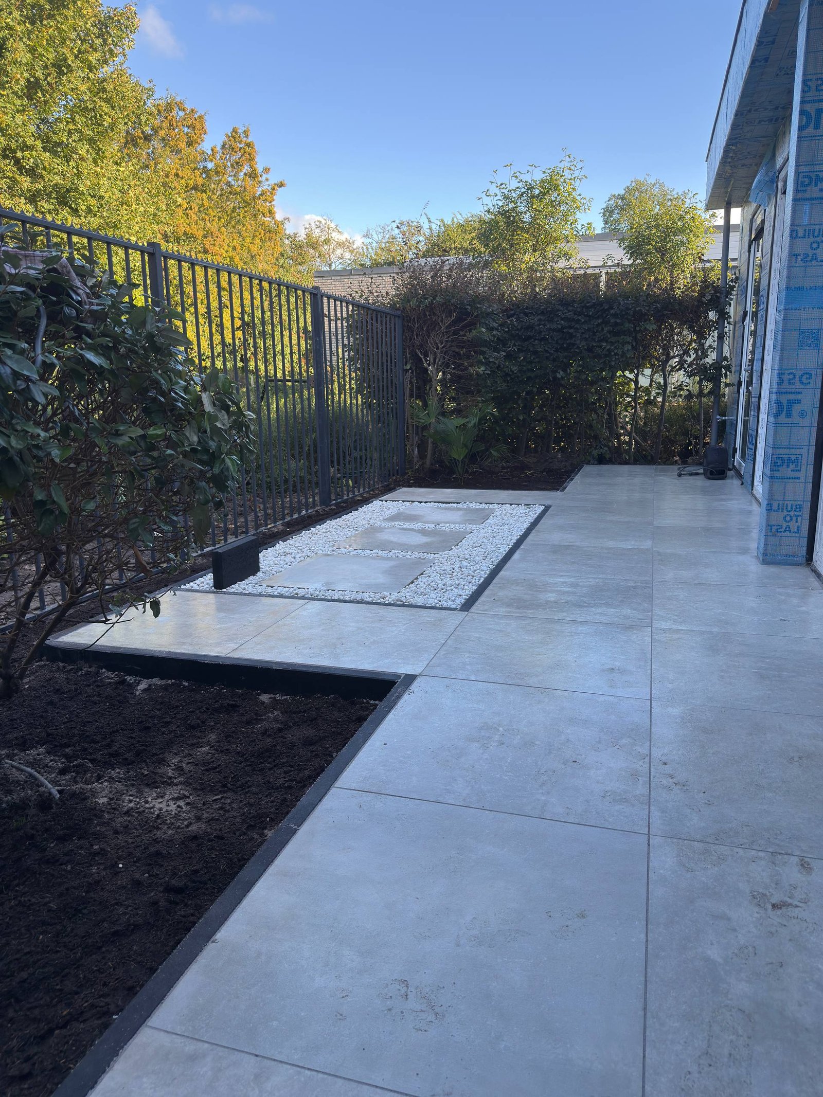 Tegelterras en de aansluiting op de tuinborders