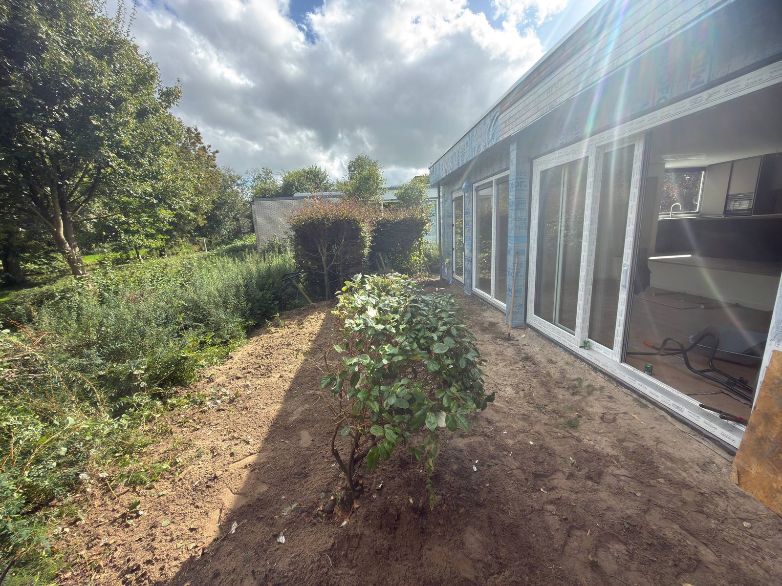 Tuin aan Coba Ritsemahof 11 tijdens het vrijmaken van de bestaande beplanting