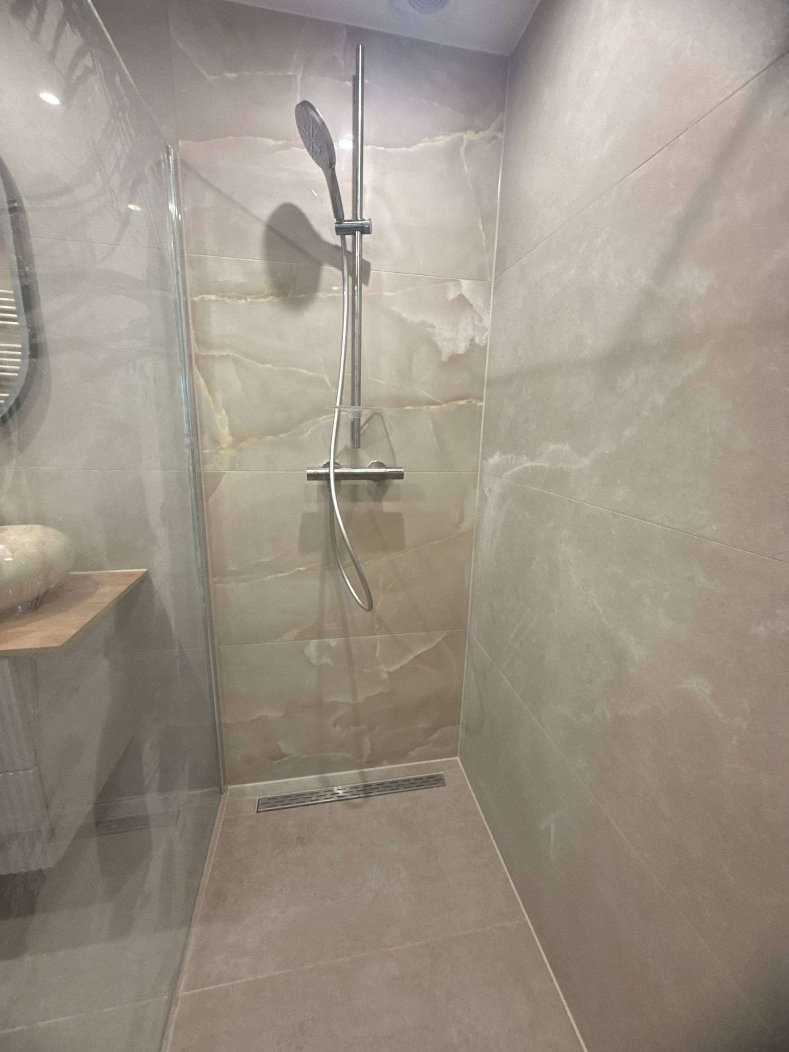 Betegelde douche in de badkamer aan Kromme Driemaad 26