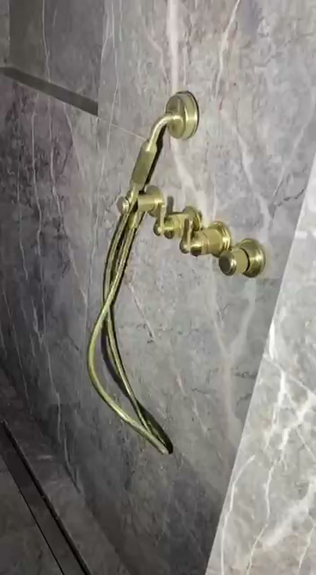 Gouden douchearmatuur in de badkamer in Rotterdam