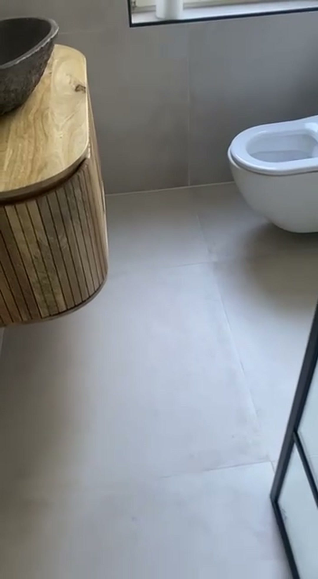Toilet en wastafel in de gerenoveerde badkamer in Rotterdam