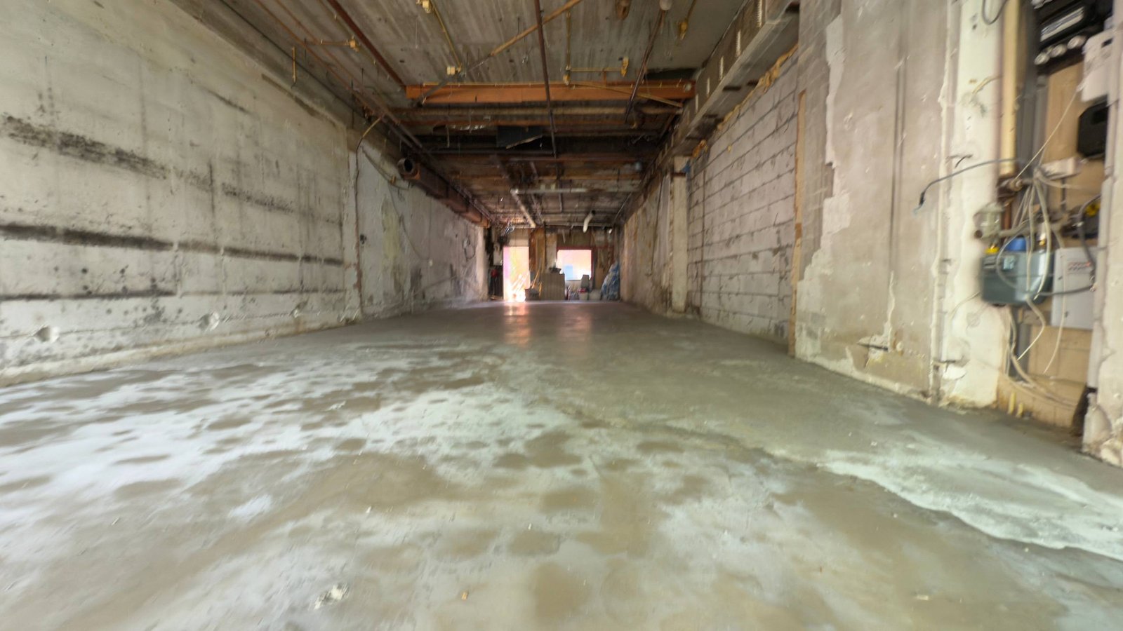 Vloer- en wandwerk tijdens de renovatie
